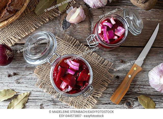 Preparation of fermented beet kvass with onions, garlic and spices