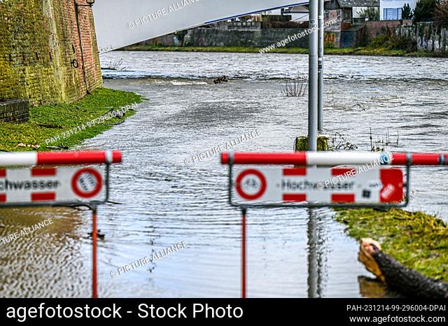 14 December 2023, Baden-Württemberg, Ulm: A sign with the words ""Hochwasser"" (flood) is posted on the Danube. The rainfall and melting snow of the past few...