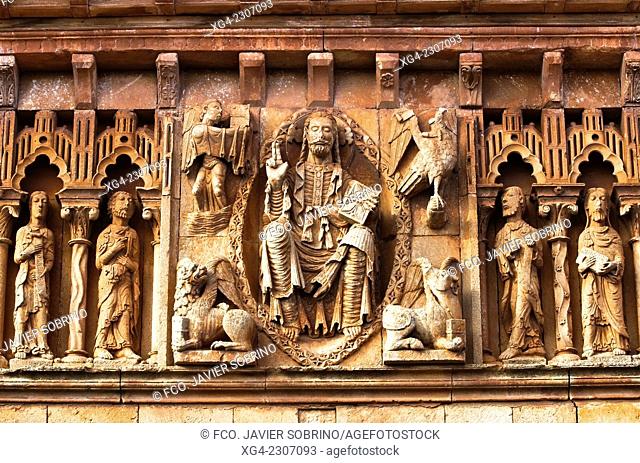 Pantocrátor en la portada de la iglesia románica de San Pedro – Moarves de Ojeda – Palencia – Castilla León - España - Europa