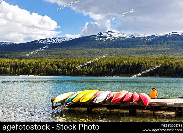 Canada, Alberta, Jasper National Park, Maligne Mountain, Maligne Lake, Tourist on jetty with canoes