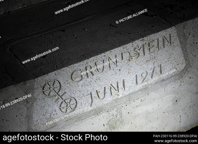 16 January 2023, Rhineland-Palatinate, Mainz: An employee illuminates the cornerstone of City Hall during a walk-through of the site