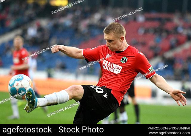 29 April 2022, Lower Saxony, Hanover: Soccer: 2nd Bundesliga, Matchday 32: Hannover 96 - Karlsruher SC at HDI Arena. Philipp Ochs from Hannover is playing the...