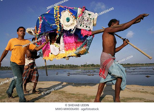 Palanquins are still used for carrying brides in remote Bangladesh In Mathbari, a far-off village in Sundarbans, some people still cling to palanquins The...