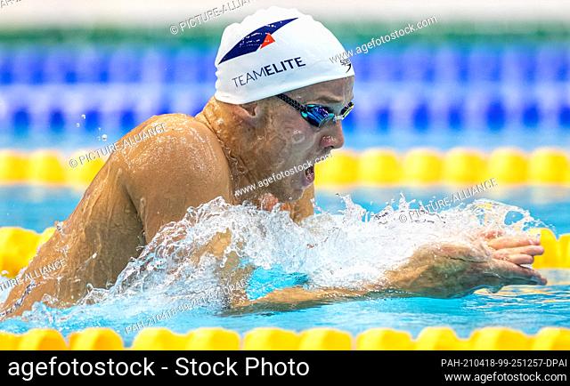 18 April 2021, Berlin: Swimming, Olympic qualification, pool swimming, preliminary heat, 200 metres medley, men, heat 2, swimming and diving hall at...