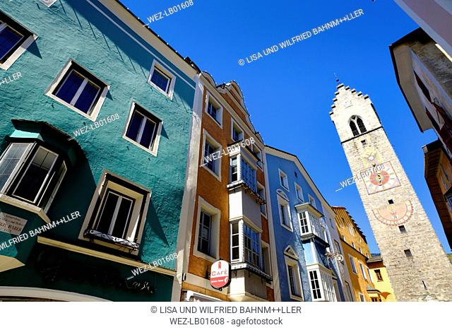 Italy, South Tyrol, Sterzing, Zwoelferturm and facades in the old town