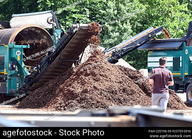 PRODUCTION - 13 June 2022, Baden-Wuerttemberg, Marxzell: At the Corthum company, bark mulch is sorted using machines. In the future