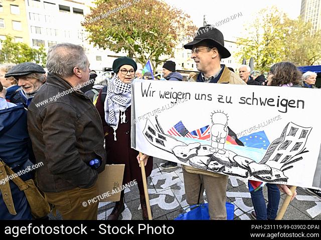 19 November 2023, North Rhine-Westphalia, Cologne: A participant in a Jewish-Palestinian peace demonstration holds a banner reading ""We refuse to be silent""