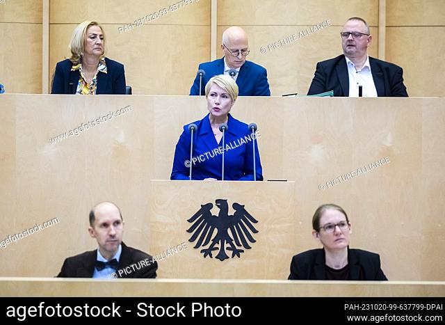 dpatop - 20 October 2023, Berlin: Manuela Schwesig (SPD, center), Minister-President of Mecklenburg-Western Pomerania and President of the Bundesrat for the...