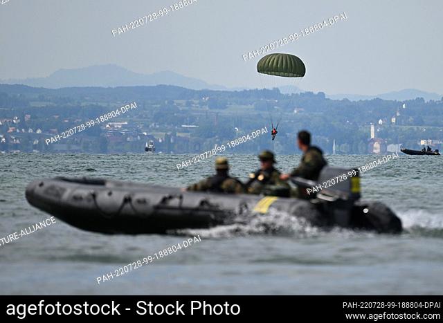28 July 2022, Baden-Wuerttemberg, Langenargen Am Bodensee: Paratroopers of the German Armed Forces land with their parachutes off Langenargen in Lake Constance...