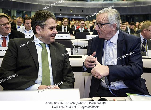 German Foreign Minister Sigmar Gabriel (L) and Jean-Claude Juncker , the president of the European Commission during Conference on the future Multiannual...