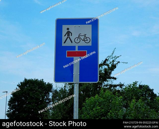 27 July 2021, North Rhine-Westphalia, Weilerswist: Traffic sign - cul-de-sac permeable for cyclists and pedestrians The traffic sign for cul-de-sac can be seen...