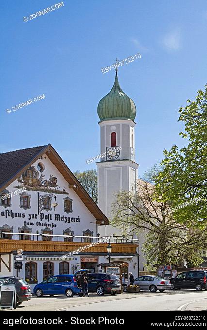 Kirche St. Martin und das Gasthaus zur Post in Egling einem kleinen Dorf in Oberbayern