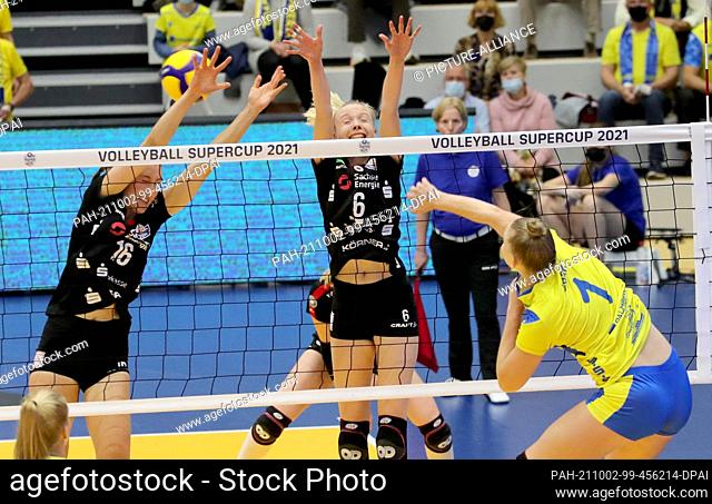 02 October 2021, Mecklenburg-Western Pomerania, Schwerin: Volleyball, Women: Supercup, Dresdner SC - SSC Palmberg Schwerin, Palmberg Arena