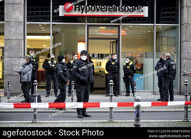 20 December 2021, Berlin: Police are standing in front of the Hypovereinsbank in Friedrichstraße. Bank robbers have attacked the bank and injured several people...
