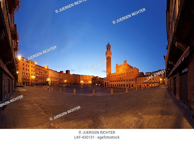 Piazza del Campo, Il Campo square with Torre del Mangia bell tower and Palazzo Pubblico townhall at night, Siena, UNESCO World Heritage Site, Tuscany, Italy