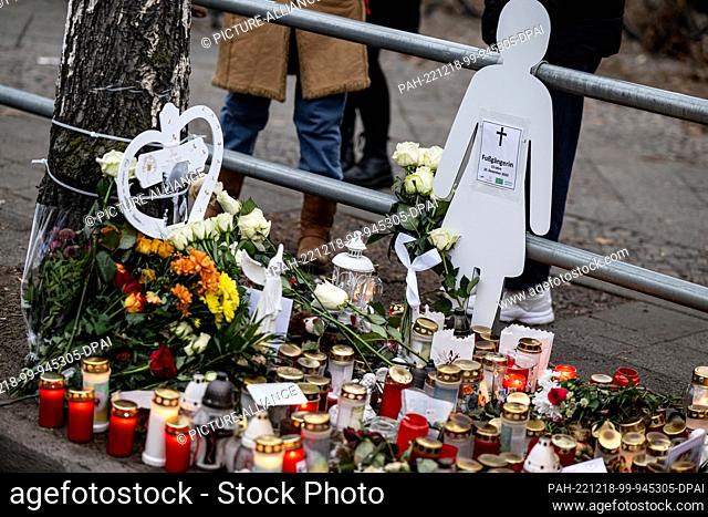 18 December 2022, Berlin: Candles and flowers lie at the scene of the accident during the vigil for the 15-year-old pedestrian killed by VCD Nordost