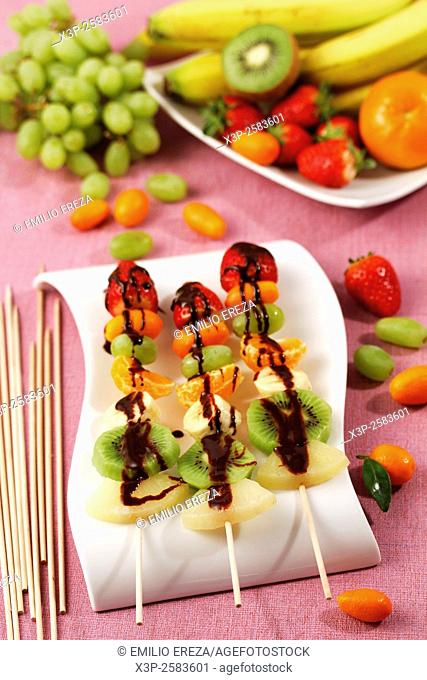 Fruit skewers with chocolate