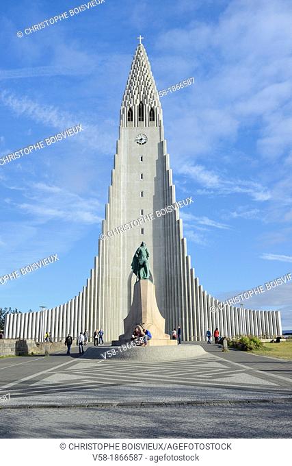 Iceland, Rekjavik, Statue of Leif Ericson Leifr Eiríksson and Hallgrimskirkja church