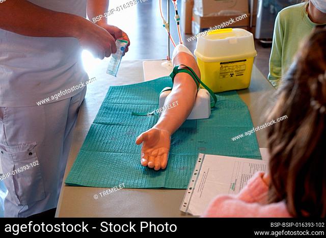 5th year medical students during an IV placement workshop. Students train on an arterial arm allowing arterial and venous puncture for blood sampling