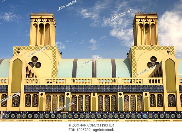 Hauptgebäude mit Windtürmen des Zentralmarkts Souq al-Markazi , der Blaue Suk, in Sharjah, Emirat Schardscha, Vereinigte Arabische Emirate / Main building with...
