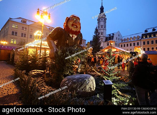 30 November 2023, Thuringia, Gera: Figures from the fairy tale ""The Brave Little Tailor"" stand on the market square at the opening of the Christmas market