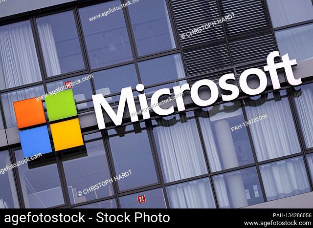 Logo of the Microsoft Corporation at the headquarters of Microsoft Germany GmbH in Rheinauhafen. Koln, July 24th, 2020 | usage worldwide