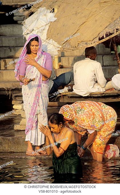 MORNING ABLUTIONS IN THE GANGES, VARANASI, INDIA
