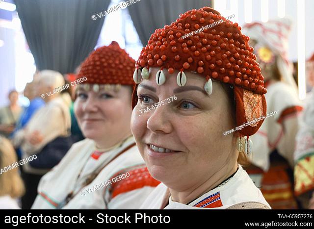 RUSSIA, MOSCOW - 21 de diciembre de 2023: La gente asiste a la inauguración del Día de la República de Karelia en la exposición internacional de Rusia Expo y el...