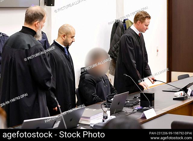 dpatop - 06 December 2023, Bavaria, Nuremberg: A 29-year-old man on trial for the fatal shooting on a busy Nuremberg street sits between his three defence...