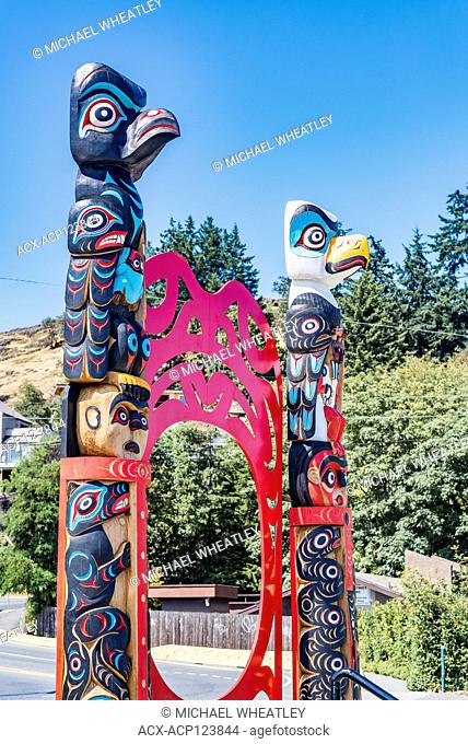 Snuneymuxw First Nation totem pole portal by SFN carver Joel Good, Departure Bay, Nanaimo, British Columbia, Canada