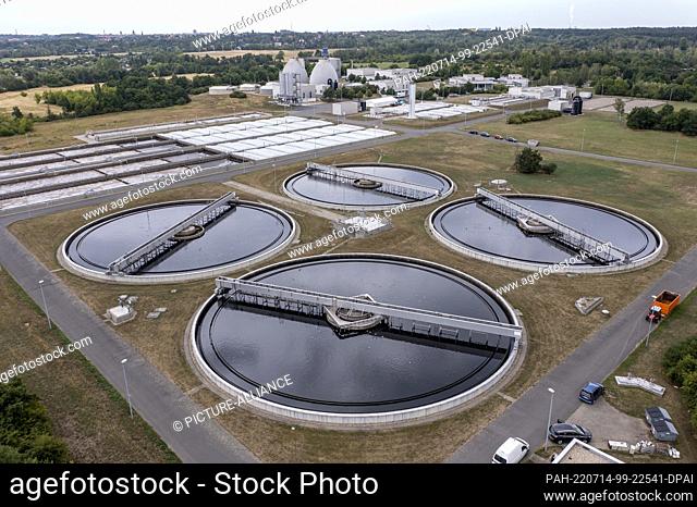 14 July 2022, Saxony-Anhalt, Halle: The secondary clarifiers at the Halle-Nord wastewater treatment plant operated by Hallesche Wasser und Stadtwirtschaft (HWS