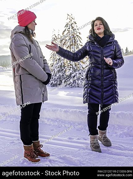 07 December 2023, Bavaria, Reit im Winkl: Bavaria's Minister of Agriculture Michaela Kaniber (CSU, r) and former German ski racer Viktoria Rebensburg stand on...