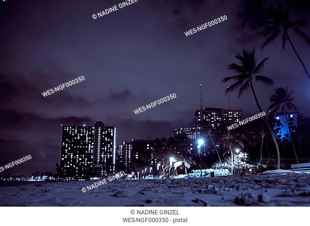 USA, Hawaii, Oahua, Waikiki Beach at night