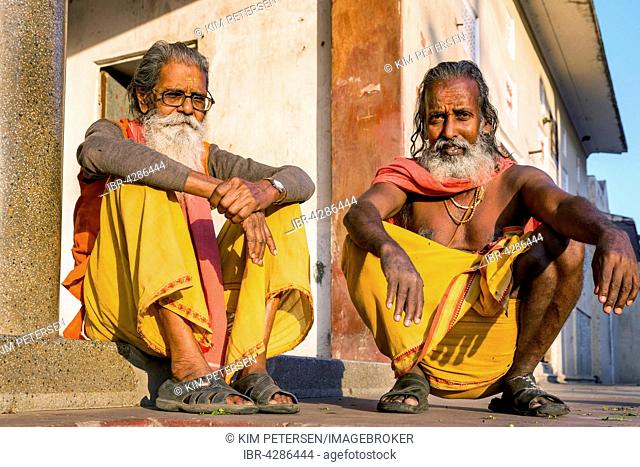 Two Sadhus sitting on the ground, holy men, Galtaji, Khania-Balaji, Jaipur, Rajasthan, India