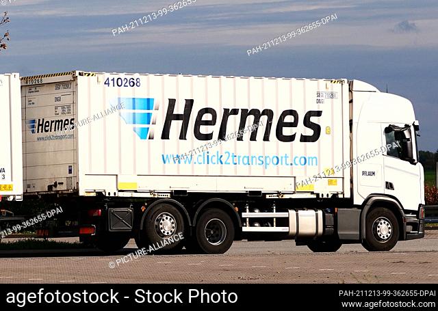 22 October 2020, Mecklenburg-Western Pomerania, Demmin: 22.10.2020, Berlin. A truck of the parcel service provider Hermes stands in a parking lot on the highway...