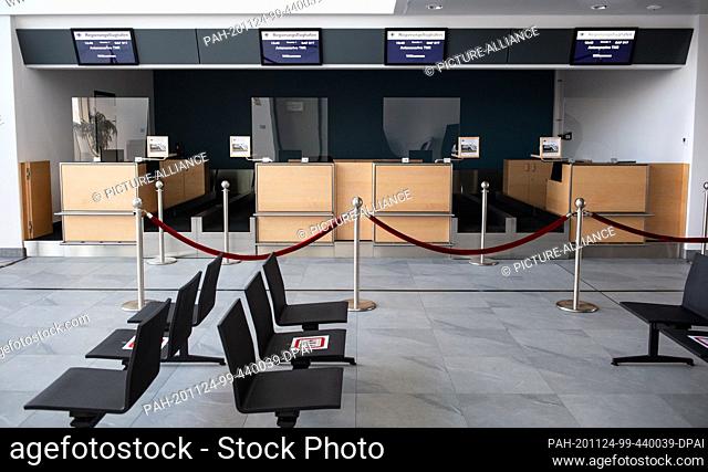 05 November 2020, Brandenburg, Schönefeld: Seating is available in the check-in area of the government terminal on the grounds of Berlin Brandenburg Airport...