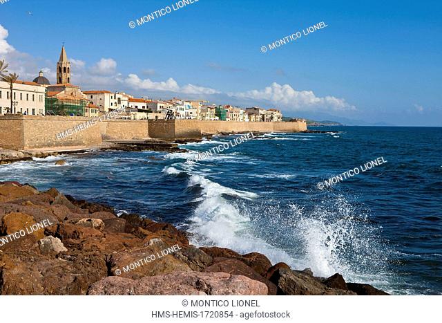 Italy, Sardinia, Province of Sassari, Alghero, Rampart Marco Polo, wall built in the sixteenth century by Catalan on the waterfront, instead of tourist walk