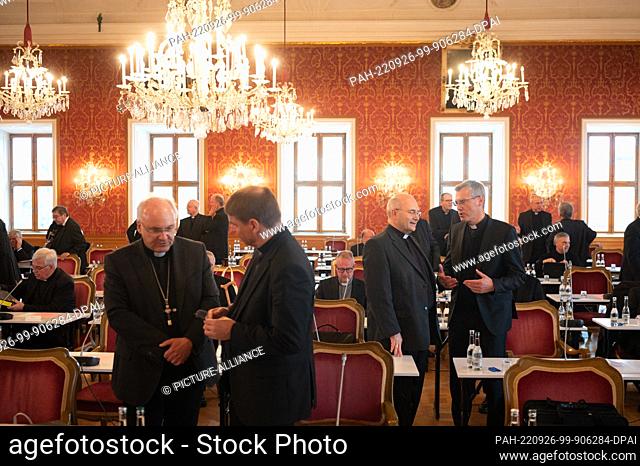 26 September 2022, Hessen, Fulda: The bishops stand at the beginning of the autumn plenary meeting of the German Bishops' Conference in the Fürstensaal of the...