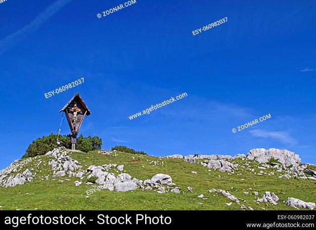 Das Gipfelkreuz auf dem Satteljoch im Karwendelgebirge, ein beliebter Hüttenberg nördlich der Plumsjochhütte