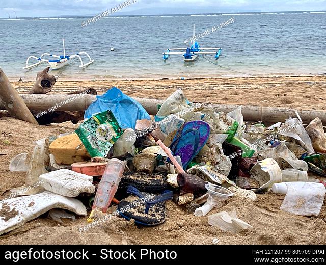 PRODUCTION - 19 October 2022, Indonesia, Sanur: Garbage lies on the beach of Sanur after the monsoon rains. (to dpa: ""Plastic in paradise: Dream island Bali...