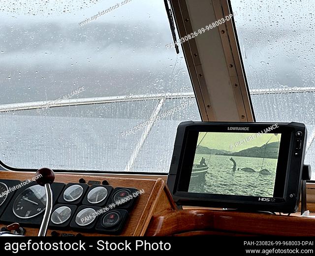 26 agosto 2023, Gran Bretaña, Drumnadrochit: Una foto de un prop de película Nesie se ve en el monitor de un barco en Loch Ness