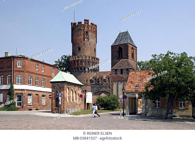 Germany, Saxony-Anhalt, Tangermünde, Neustädter gate, passer-bys,  Gate installation, gate construction, tower, rectangularly, 1300 round tower 1450
