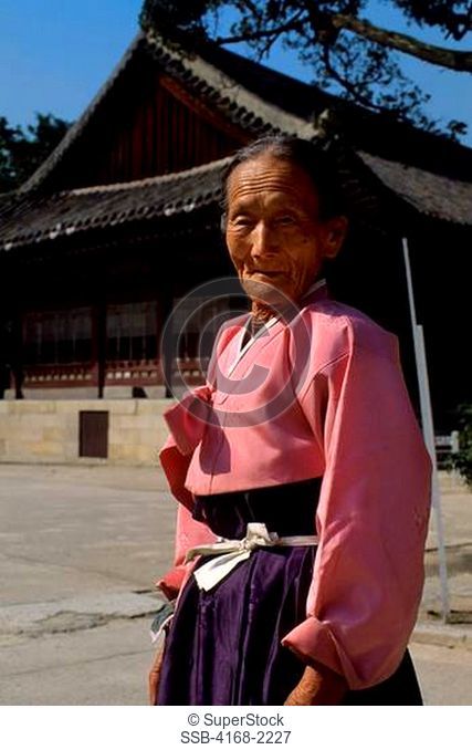 Korea, Seoul, Kyungbok Royal Palace, Old Woman In Traditional Dress