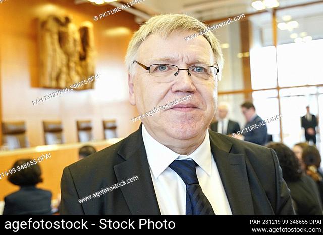 19 December 2023, Baden-Württemberg, Karlsruhe: Stephan Bröchler, Berlin state electoral officer, stands in the hearing room of the Federal Constitutional Court