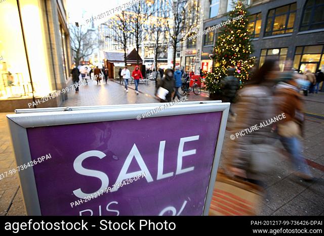15 December 2020, Hamburg: People are out and about advertising discounted merchandise in downtown Hamburg the afternoon before the lockdown