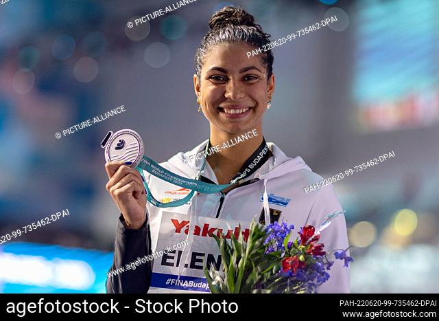 20 June 2022, Hungary, Budapest: Swimming: World Championships, 100 m breaststroke, women, final: Anna Elendt from Germany cheers with her silver medal