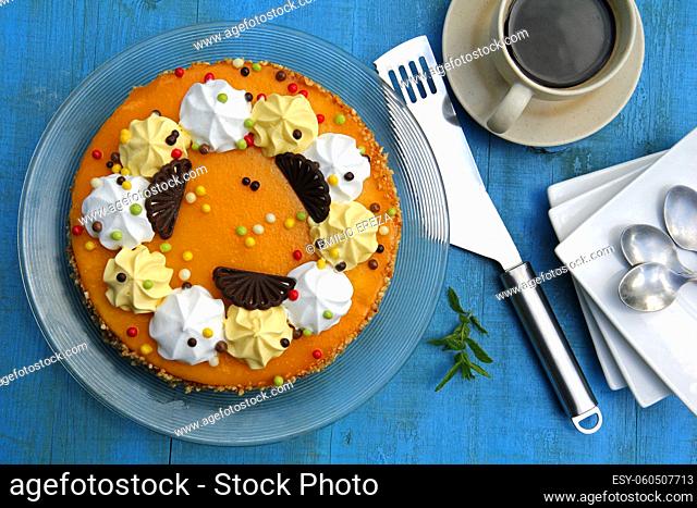 Tart with varied utensils to serve and eat