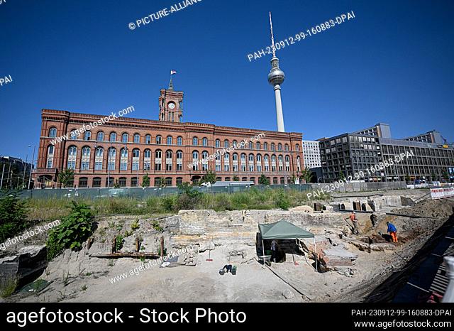 PRODUCTION - 04 September 2023, Berlin: Excavation work at Molkenmarkt. Archaeological excavations at Molkenmarkt in the historic center of Berlin have found...