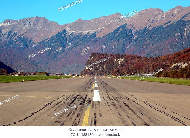 Startbahn auf dem Militärflugplatz in Meiringen, Schweiz