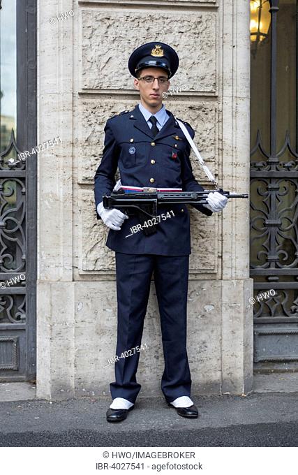 Guard at the Palazzo Madama, Italian Senate, Rione VIII S. Eustachio, Rome, Lazio, Italy